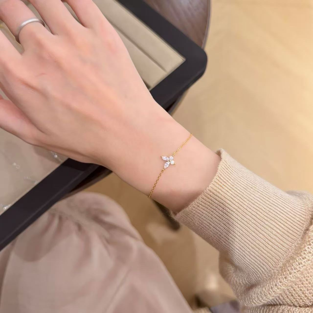 14 The new version of the new model is small, four grass, and hand, which is popular.