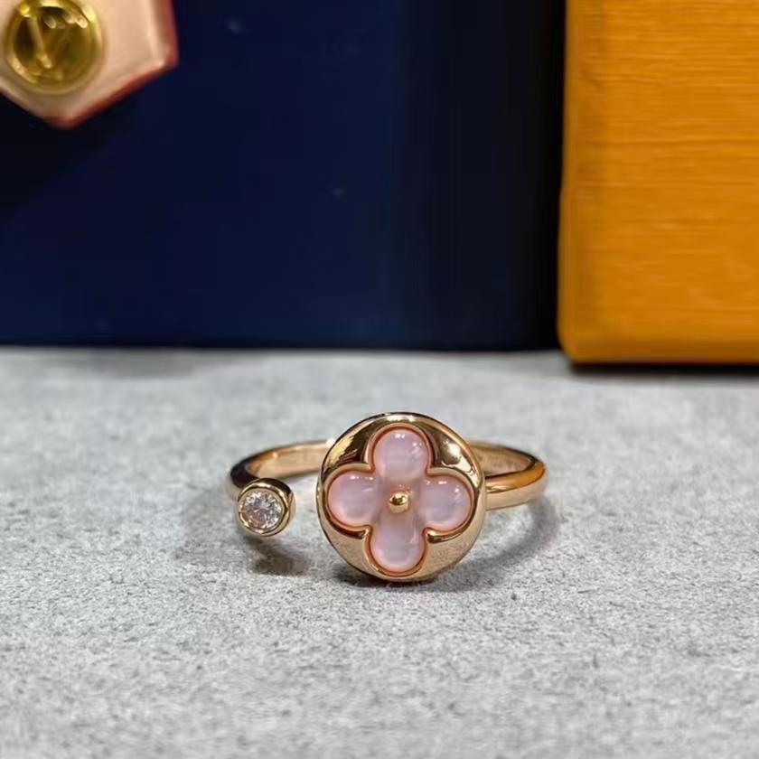 01uxury mother small fragrance four grass mouth ring female French antique ins non-fading finger