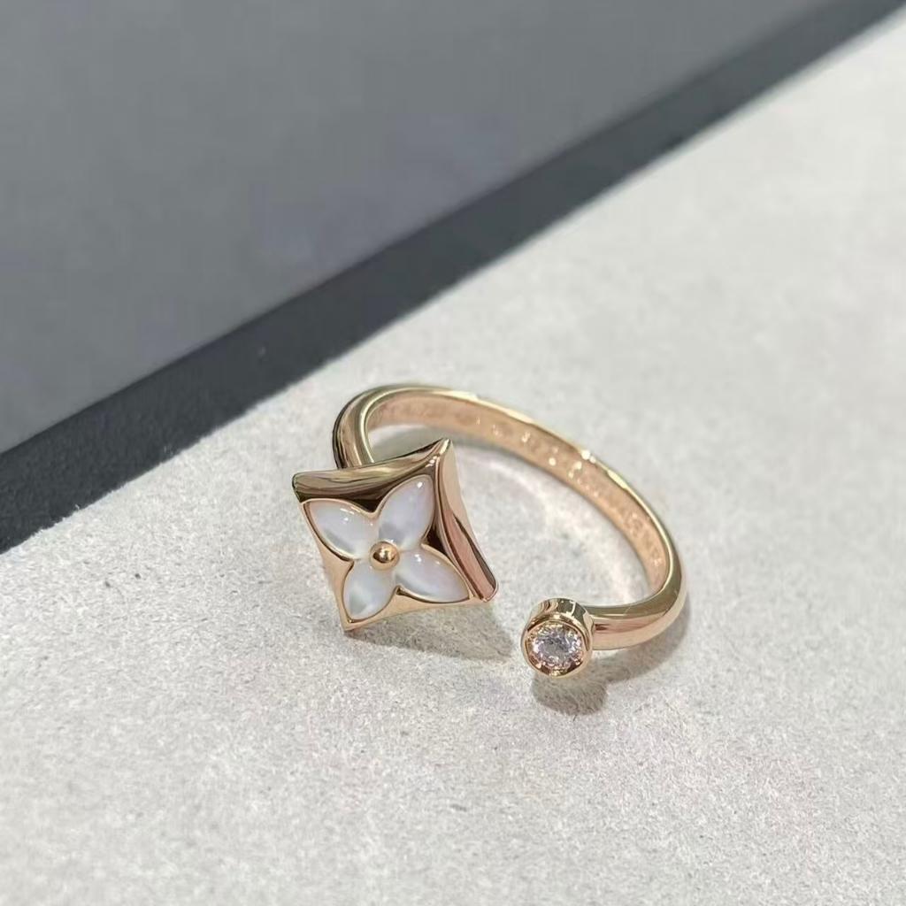 01uxury mother small fragrance four grass mouth ring female French antique ins non-fading finger