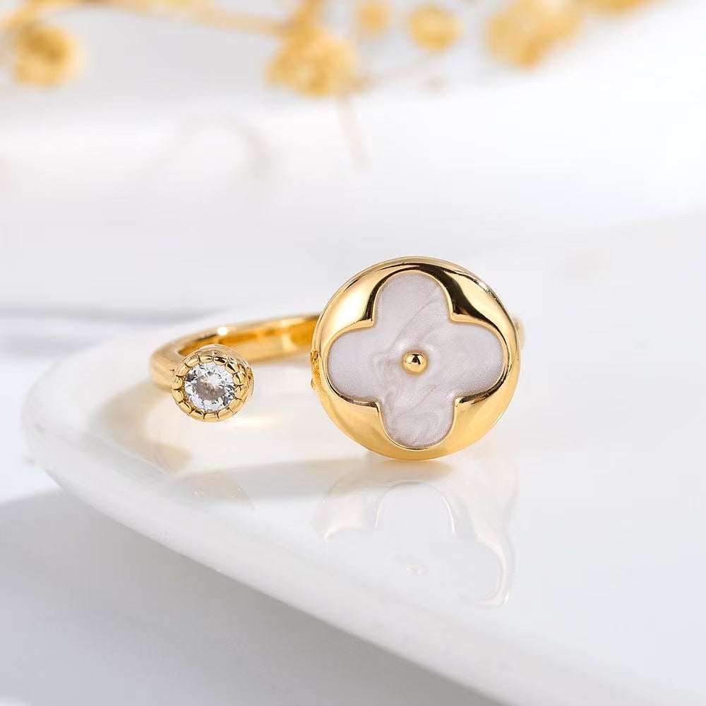 01uxury mother small fragrance four grass mouth ring female French antique ins non-fading finger