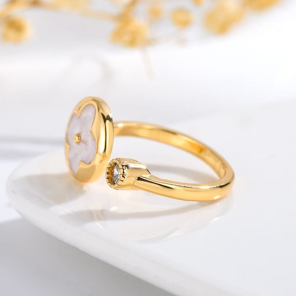 01uxury mother small fragrance four grass mouth ring female French antique ins non-fading finger