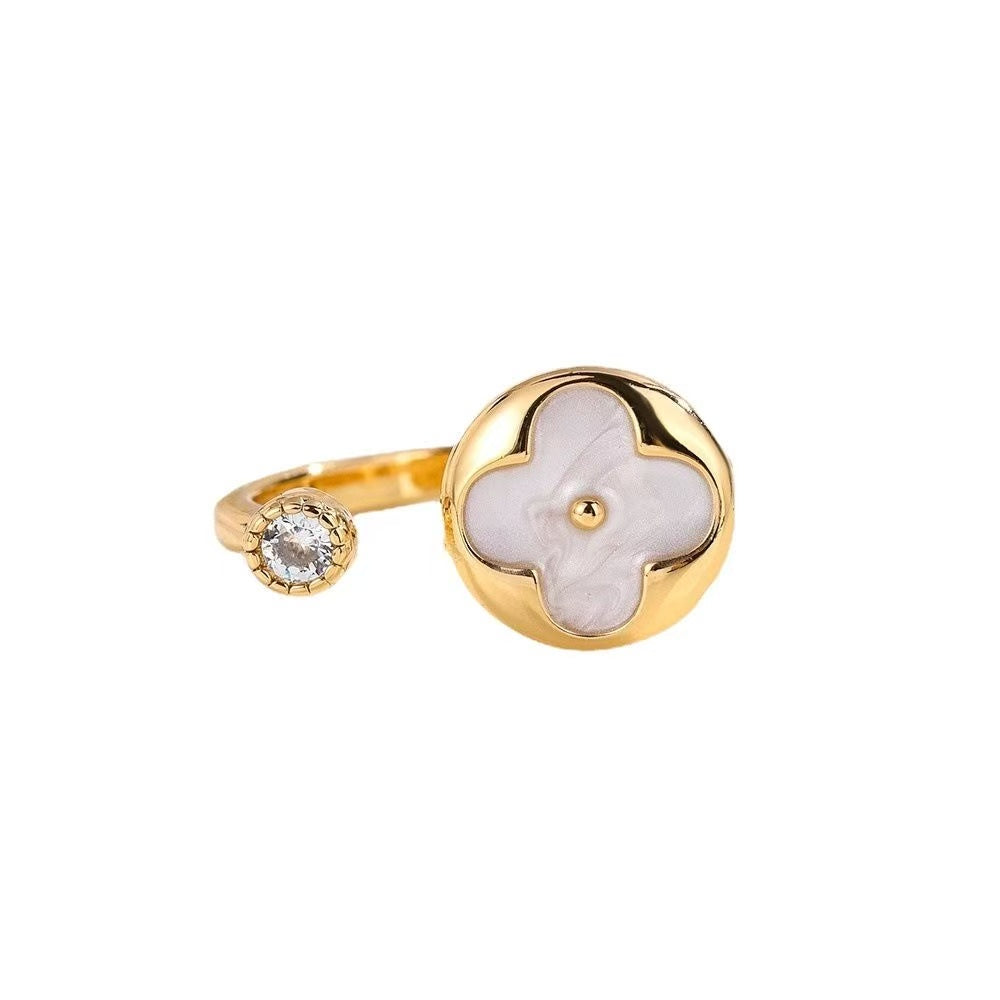 01uxury mother small fragrance four grass mouth ring female French antique ins non-fading finger